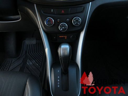 Used 2022 Chevrolet Trax LT w/ LT Convenience Package image 18