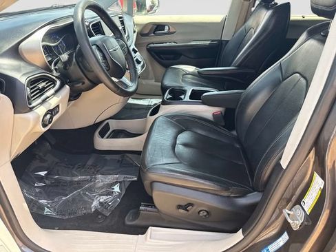 Used 2022 Chrysler Pacifica Touring-L FWD image 13