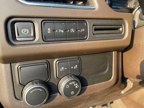 Used 2021 Chevrolet Suburban LT RWD image 18