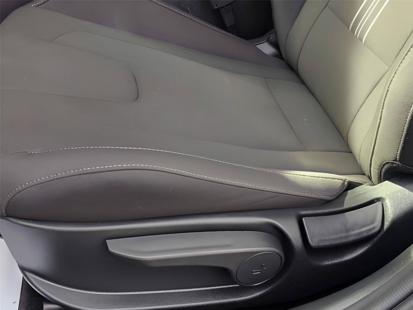Used 2025 Hyundai Elantra SEL FWD image 8
