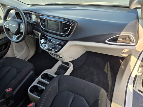 Used 2023 Chrysler Voyager LX image 15