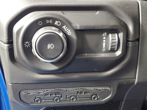 Used 2025 Jeep Wrangler Sahara image 12