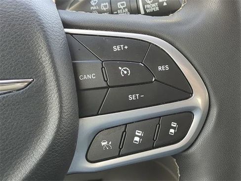 Certified 2024 Chrysler Pacifica Limited image 34