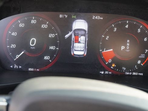 Used 2020 Volvo XC40 T4 Momentum image 17