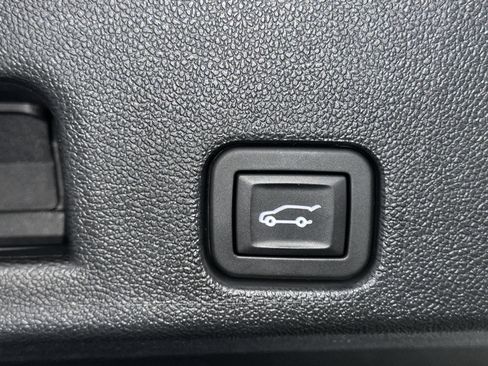 Used 2025 Chevrolet Traverse LT FWD image 14