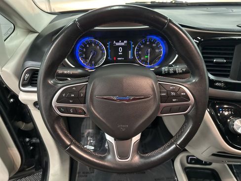 Used 2017 Chrysler Pacifica Touring-L FWD image 13