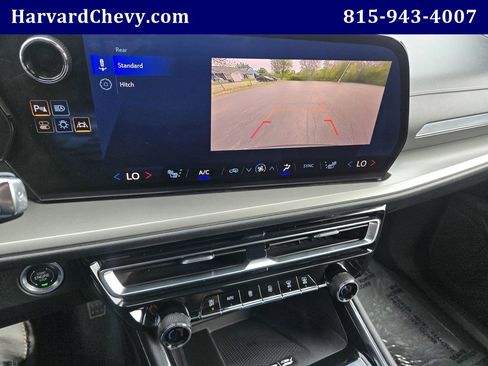 Used 2025 Chevrolet Traverse LT AWD/4WD image 9