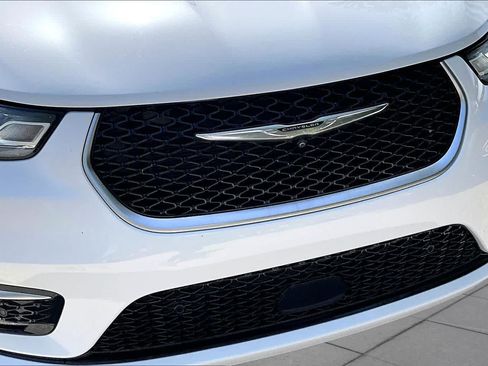 Used 2022 Chrysler Pacifica Pinnacle AWD/4WD image 30