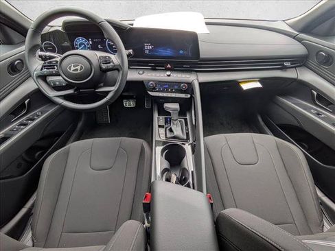 Certified 2025 Hyundai Elantra SEL FWD image 15