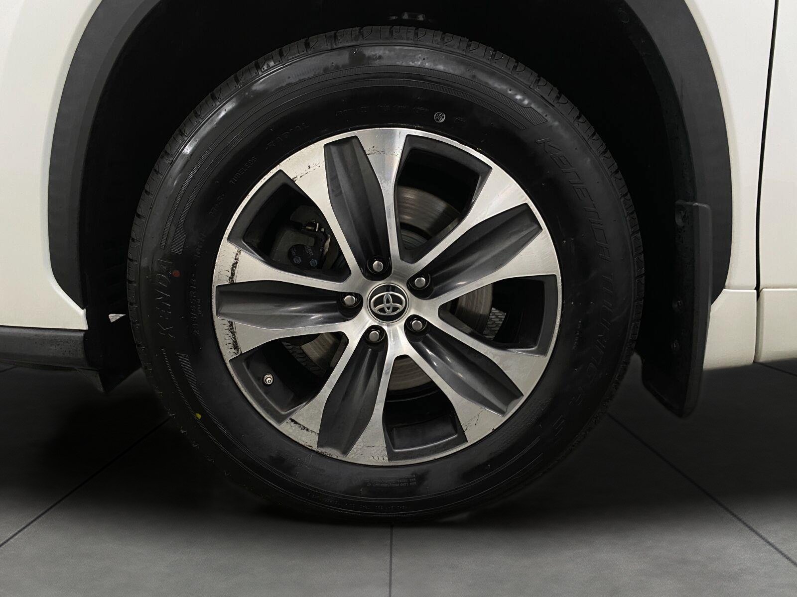 Used 2021 Toyota Highlander XLE AWD/4WD image 13