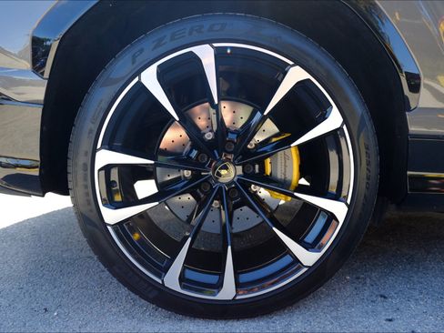 Used 2021 Lamborghini Urus AWD/4WD image 23