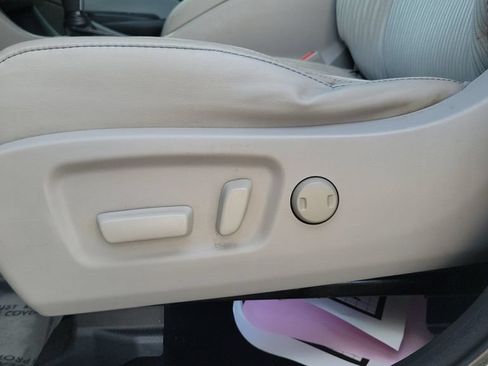 Used 2018 Toyota Highlander Plus FWD image 16