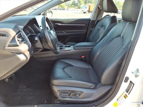 Used 2023 Toyota Camry SE FWD image 3