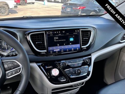 Used 2024 Chrysler Pacifica Touring-L image 9