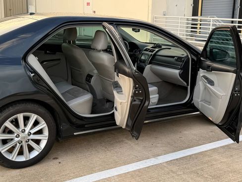 Used 2012 Toyota Camry XLE w/ Leather Pkg FWD image 16