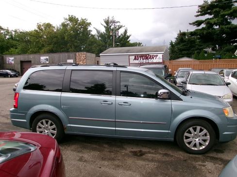 Used 2010 Chrysler Town & Country Touring Plus w/ Premium Group image 8