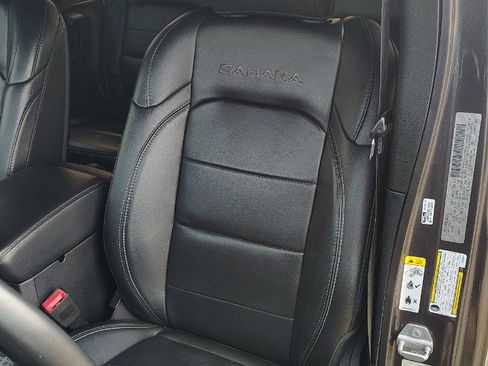 Used 2018 Jeep Wrangler Unlimited Sahara AWD/4WD image 17