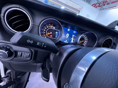 Used 2021 Jeep Gladiator Overland AWD/4WD image 18