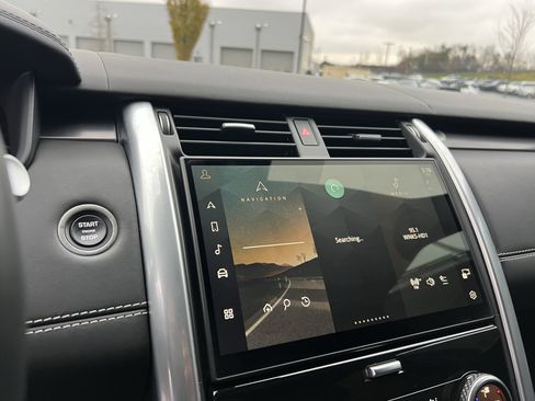 Certified 2024 Land Rover Discovery Metropolitan Edition image 28