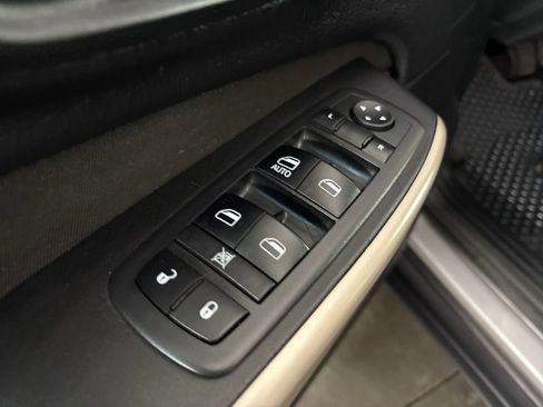 Used 2018 Jeep Cherokee Latitude w/ Cold Weather Group image 16