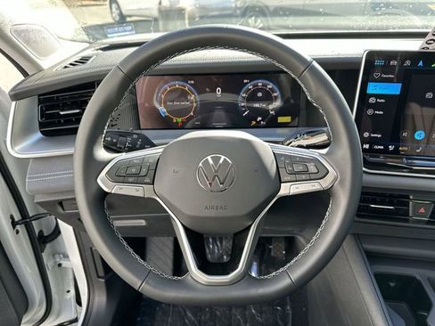New 2025 Volkswagen Tiguan SE image 14