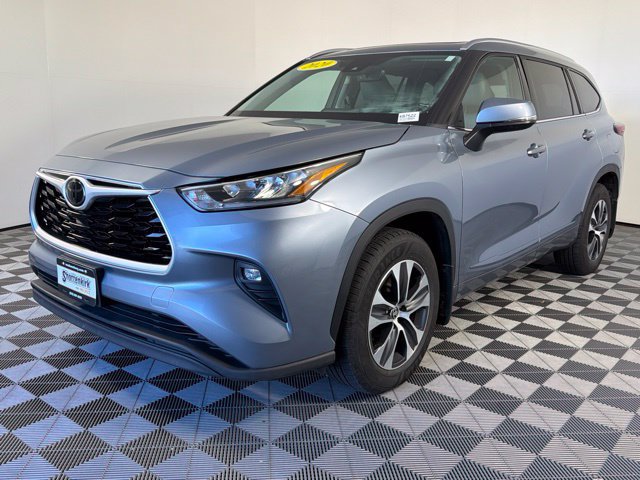 Used 2020 Toyota Highlander XLE AWD/4WD image 2