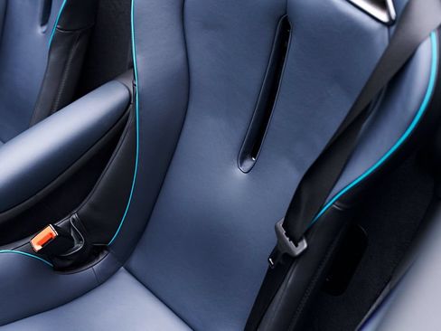 Used 2025 McLaren Artura Spider RWD image 21