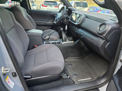 Used 2019 Toyota Tacoma TRD Off-Road w/ Technology Package image 11