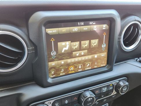 Used 2018 Jeep Wrangler Unlimited Sahara AWD/4WD image 8