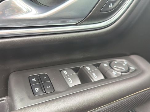 Used 2023 GMC Yukon SLT w/ SLT Premium Package image 21