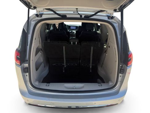 Used 2023 Chrysler Pacifica Touring-L FWD image 18