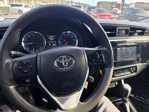 Used 2018 Toyota Corolla LE FWD image 15