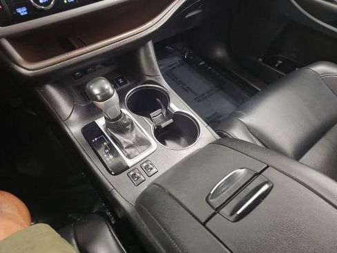 Used 2019 Toyota Highlander XLE AWD/4WD image 21