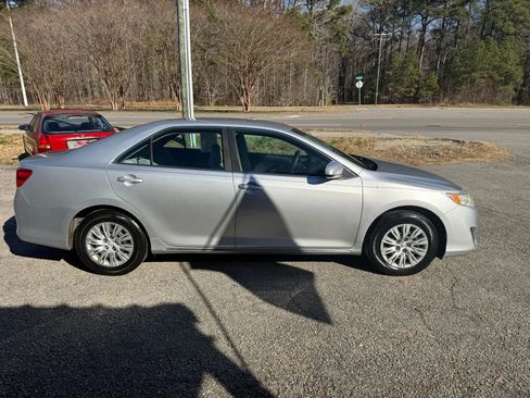 Used 2012 Toyota Camry LE image 4