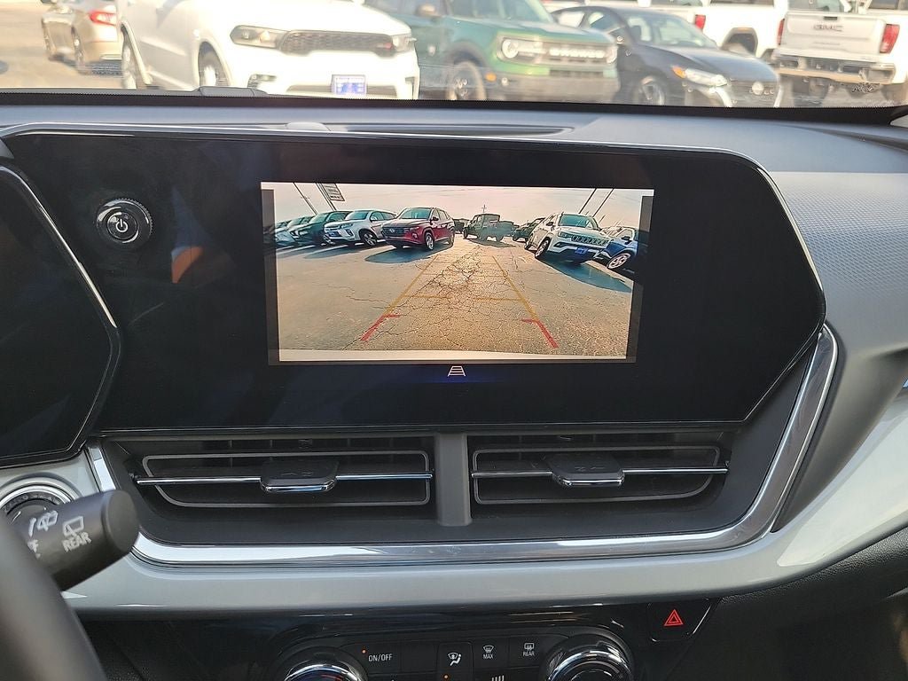 Used 2025 Chevrolet Trax LT w/ LT Convenience Package FWD image 16