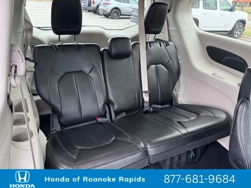 Used 2023 Chrysler Pacifica Touring-L image 27