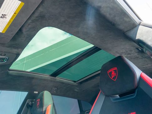 Used 2023 Lamborghini Urus Performante AWD/4WD image 13