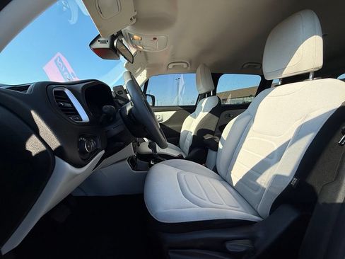 Used 2021 Jeep Renegade Latitude FWD image 21