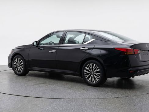 Used 2025 Nissan Altima 2.5 SV FWD image 6