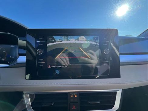 Used 2025 Volkswagen Taos SE image 17