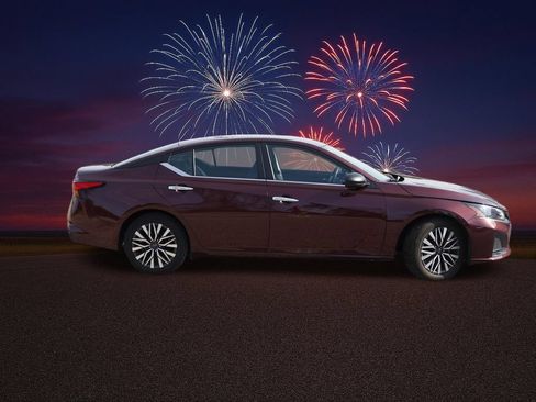 Used 2024 Nissan Altima 2.5 SV FWD image 3