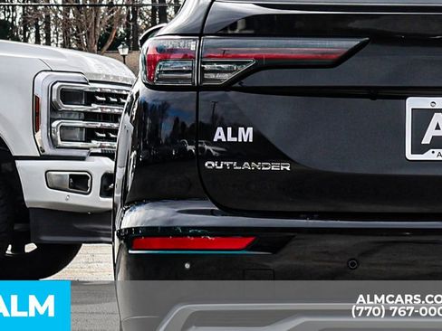 Used 2025 Mitsubishi Outlander SE image 13