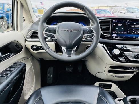 Used 2023 Chrysler Pacifica Touring-L image 17