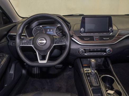 Used 2024 Nissan Altima 2.5 SV image 2