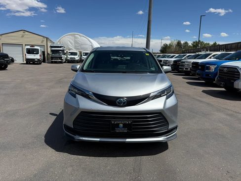 Used 2021 Toyota Sienna LE AWD/4WD image 12
