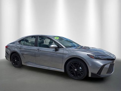 Used 2025 Toyota Camry SE FWD image 2