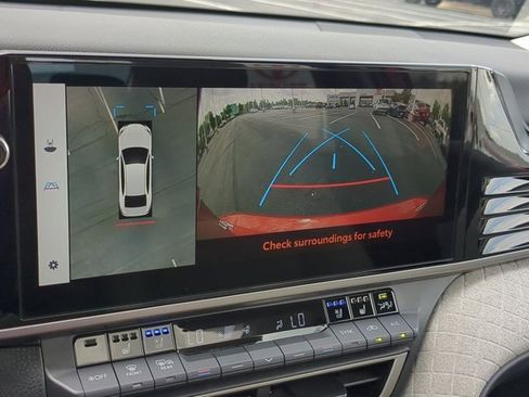 Used 2025 Toyota Camry XLE image 19