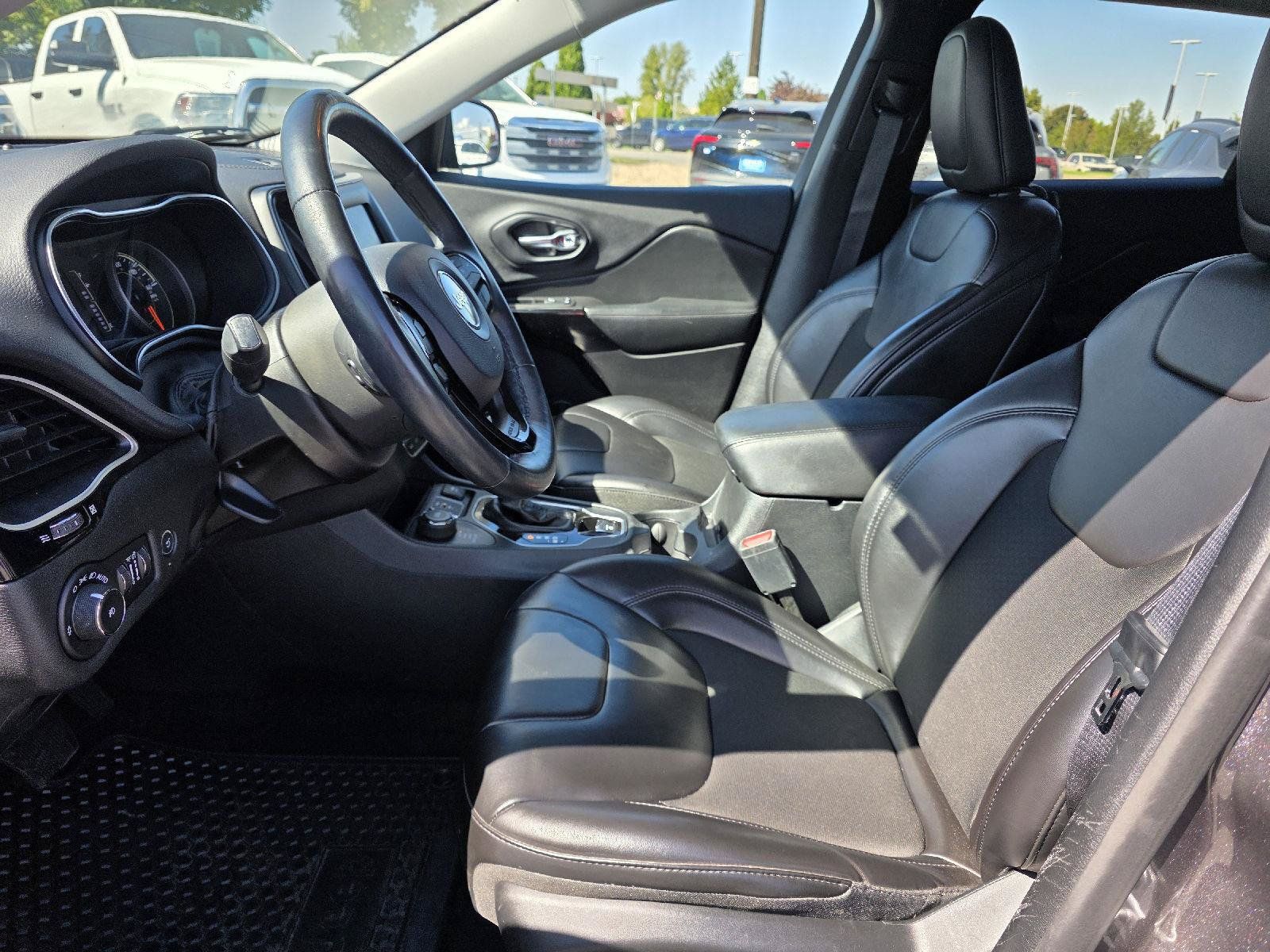 Used 2019 Jeep Cherokee Latitude Plus AWD/4WD image 7