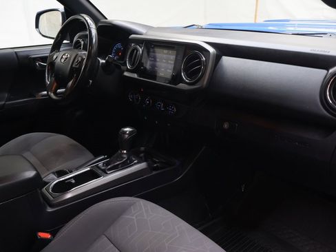 Used 2017 Toyota Tacoma TRD Sport image 10