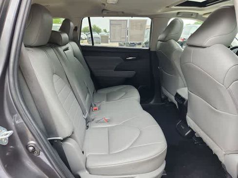Used 2022 Toyota Highlander XLE AWD/4WD image 19